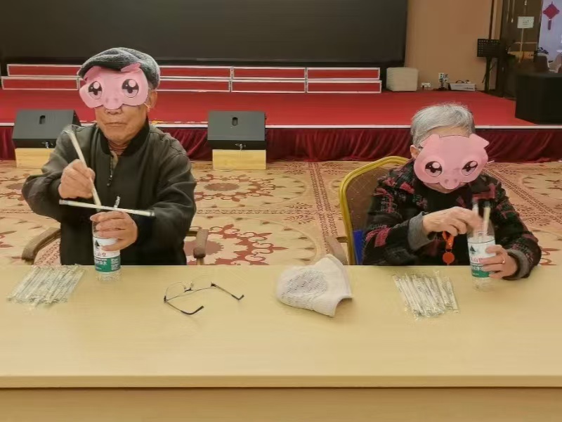 Kaiyun官方网站登录入口趣味运动会｜彩瓶复位、蒙眼插筷，爷爷奶奶玩出年轻态！