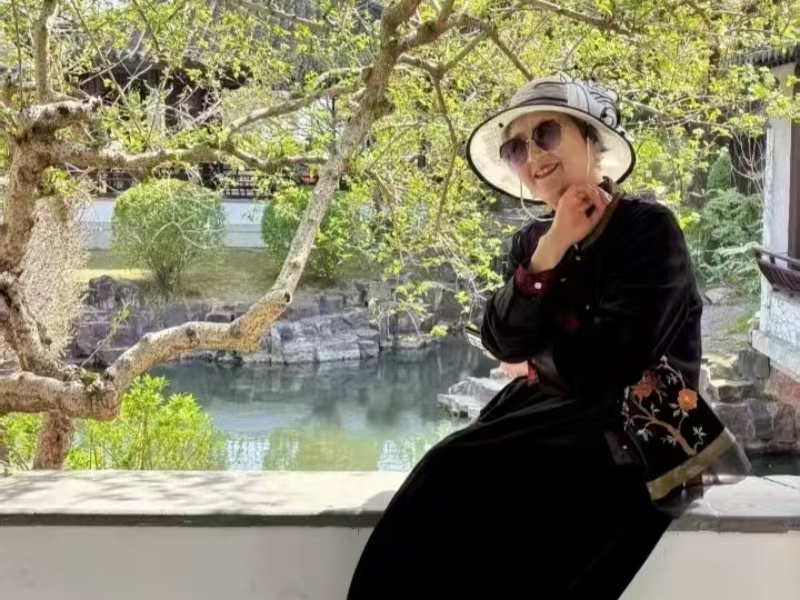 雕梁画栋间，品味百年匠心；湖光山色中，慢享岁月静好！点击视频，跟随社区长者们的脚步，走进苏州东山的诗意画卷。