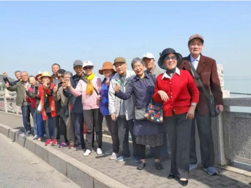 春风作伴，美好同行